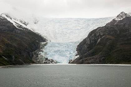 Argentina frozen waterfall_0107 - El clima extremo en Argentina congeló una cascada de 30 metros
